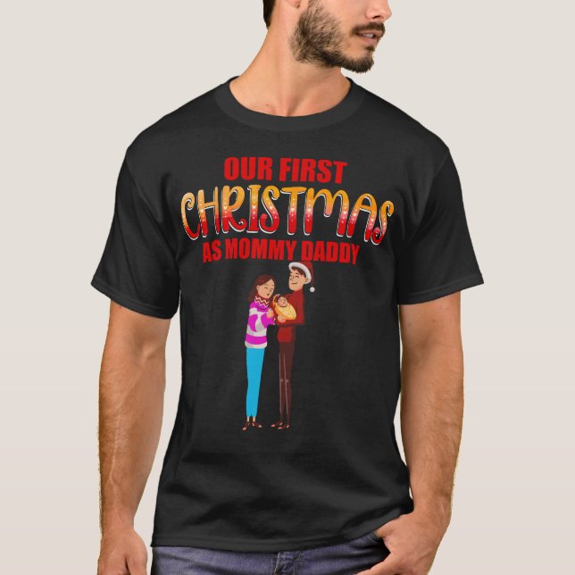 Camiseta Nosso Primeiro Natal como Mãe e Pai Foto de Bebê (Frente)