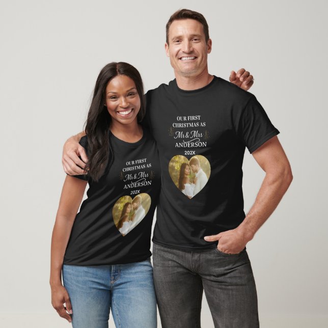 Camiseta Nosso Primeiro Natal Moderno como Sr. e Sra. Coraç (Unissex)