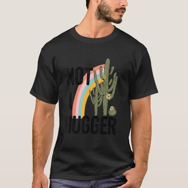 Camiseta Not A Hugger  Rainbow Cactus Quote Art (Frente)