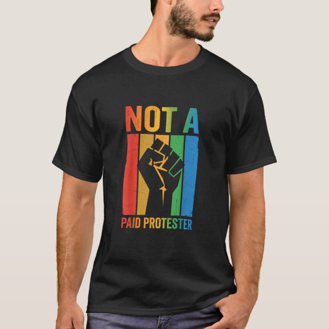 Camiseta Not A Paid Protester Retro Rainbow Fist T-Shirt (Frente)