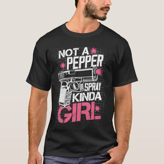 Camiseta Not A Pepper Spray Kinda Girl Gun Rights Owner Pat (Frente)