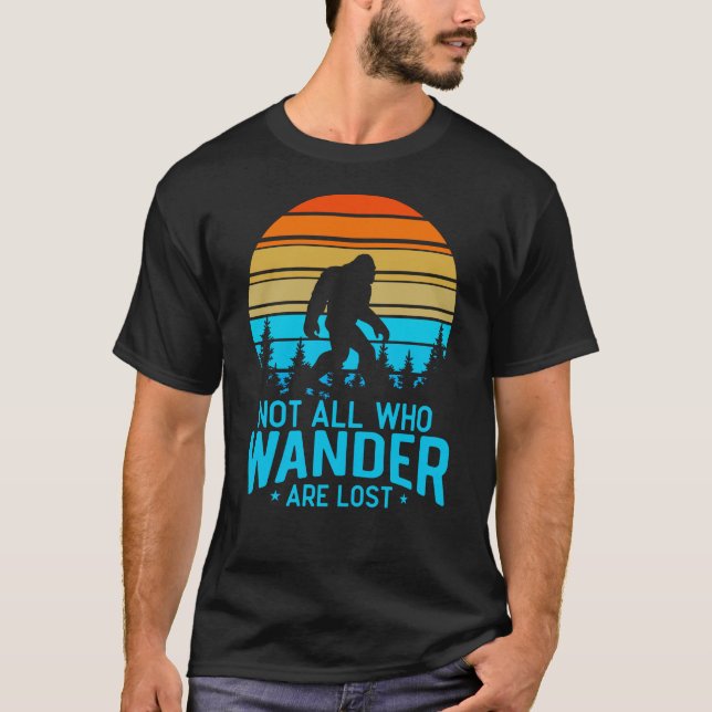 Camiseta Not All Who Wander are Lost | Bigfoot Retro Design (Frente)