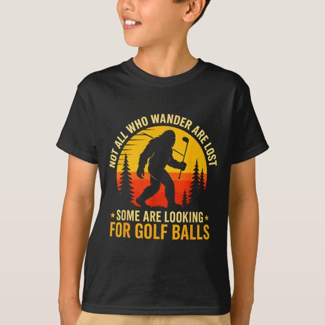 Camiseta Not All Who Wander Are Lost Funny Bigfoot Golfing  (Frente)