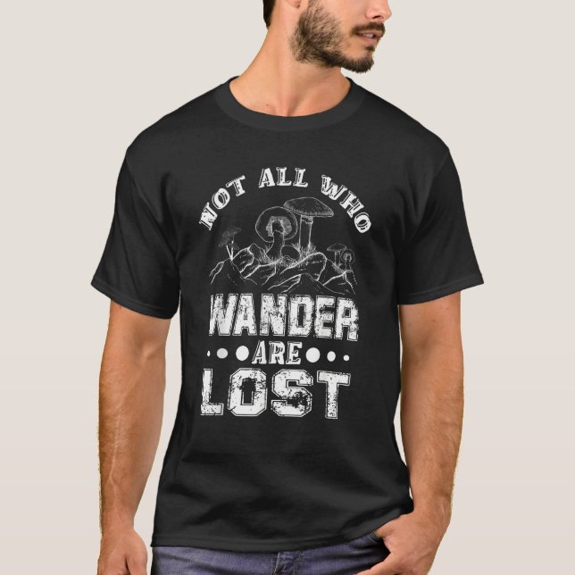 Camiseta Not all who Wander are Lost  Mushroom Hunter (Frente)