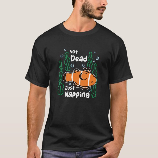 Camiseta Not Dead Just Napping Aquarist Fish Keeper Clown F (Frente)