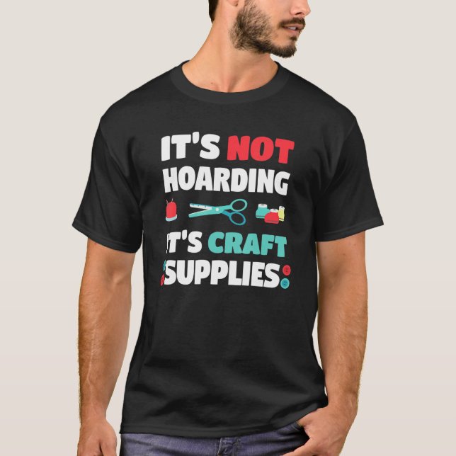 Camiseta Not Hoarding Its Craft Supplies Handwork Tinker Cr (Frente)