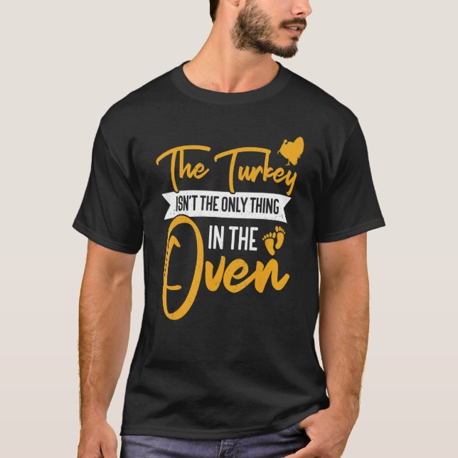 Camiseta Not The Only Thing In The Oven  Pregnancy Thanksgi (Frente)