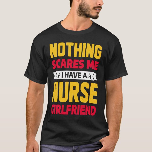 Camiseta Nothing Scares Me I Have A Nurse Girlfriend Boyfri (Frente)