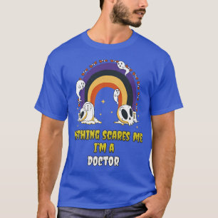 Camiseta Nothing Scares Me Im a Doctor