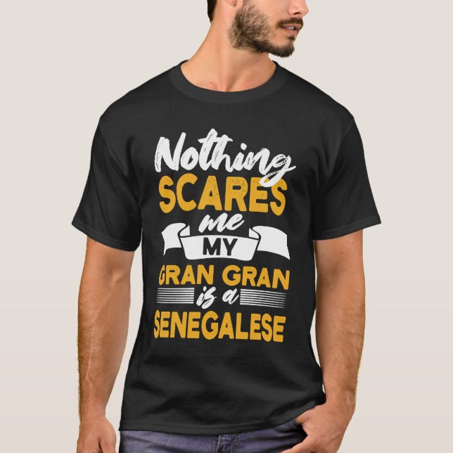 Camiseta Nothing Scares Me My Gran Gran Is Senegalese  Sene (Frente)