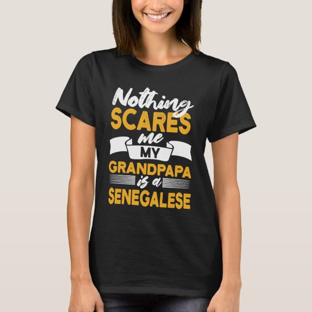Camiseta Nothing Scares Me My Grandpapa Is Senegalese  Sene (Frente)