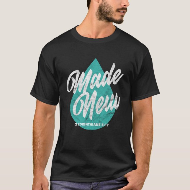 Camiseta Nova Escritura Batismo Feita Versa Crê Cristã (Frente)