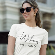 Nova Esposa "Wifey" Ano Est. Script Simples Elegan