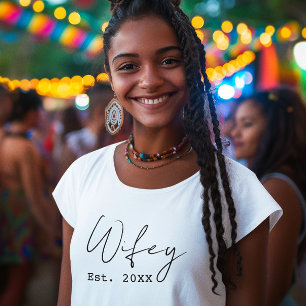 Camiseta Nova Esposa "Wifey" Simples Elegante Ano de Fundaç