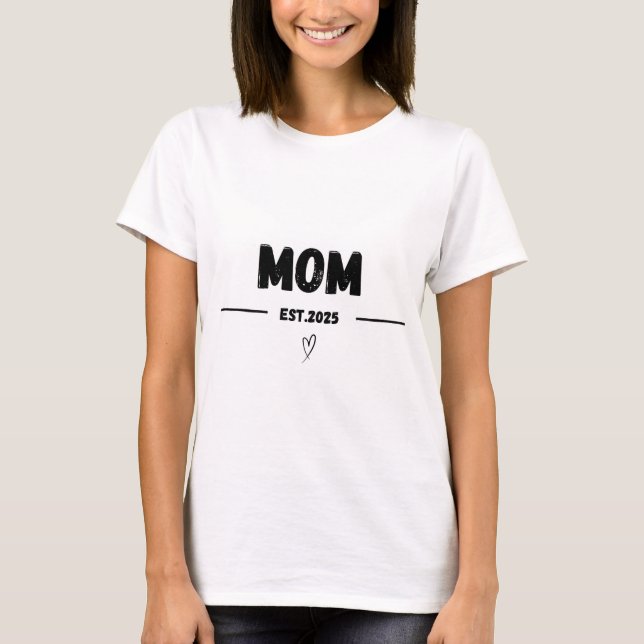 Camiseta Nova Mãe, Est. 2025 - Estabelecimento de Presente  (Frente)