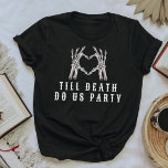 Camiseta NOVA Skull Brid ou Morre até a Bachelorette da Mor<br><div class="desc">Esta camiseta 'até a morte do nós festejamos' apresenta uma mão esquelética em forma de coração e uma design de fonte suja. Emparelhe esta camisa com a camisa 'noiva ou morta' para a noiva,  para um olhar coeso de solteira.</div>