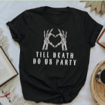 Camiseta NOVA Skull Brid ou Morre até a Bachelorette da Mor<br><div class="desc">Esta camiseta 'até a morte do nós festejamos' apresenta uma mão esquelética em forma de coração e uma design de fonte suja. Emparelhe esta camisa com a camisa 'noiva ou morta' para a noiva,  para um olhar coeso de solteira.</div>