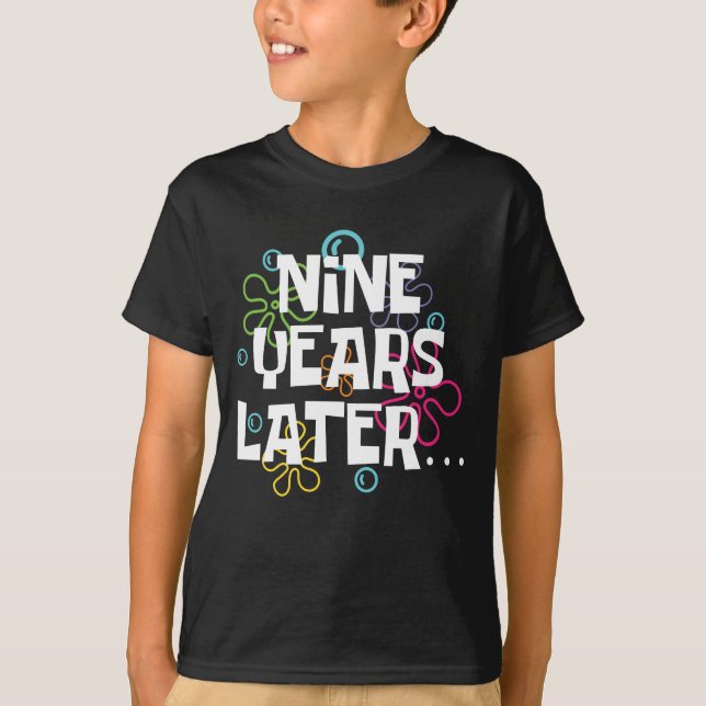 Camiseta Nove Anos Depois Meme Engraçado Nove Anos 9º Bday (Frente)