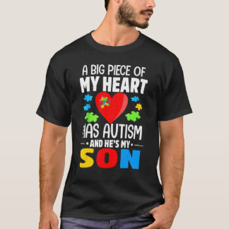 Camiseta Novo 2022 Um Grande Pedaço Do Meu Coração Tem Auti