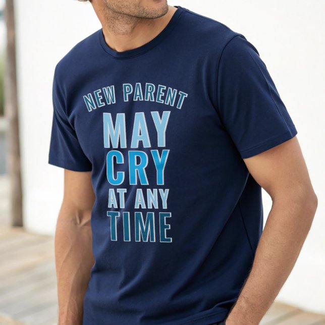 Camiseta Novo Pai Pode Chorar Um Slogan Personalizado Engra (New parents may cry at any time. It's lack of sleep I think. A fun shirt for the new dad or new mom)