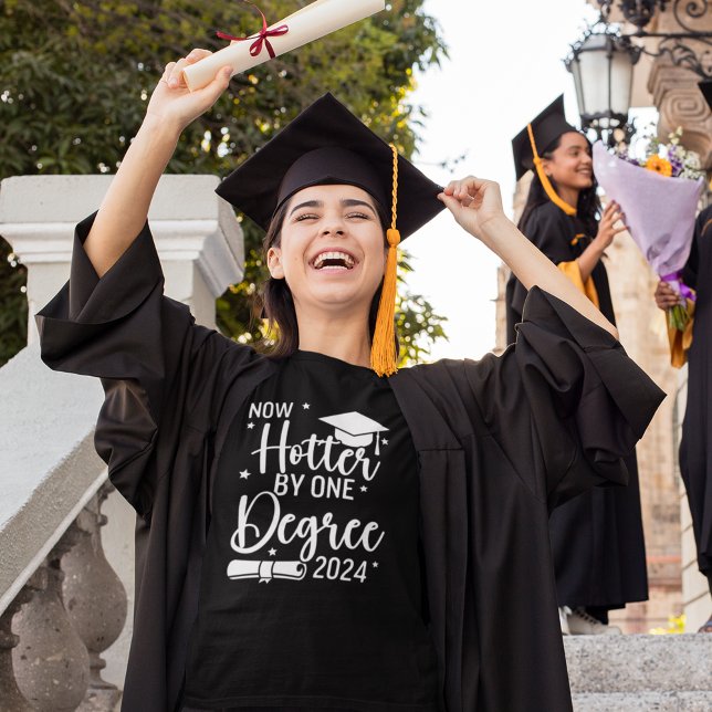 Camiseta Now Hotter By one Degree 2024 Funny Graduated Gift (Criador carregado)
