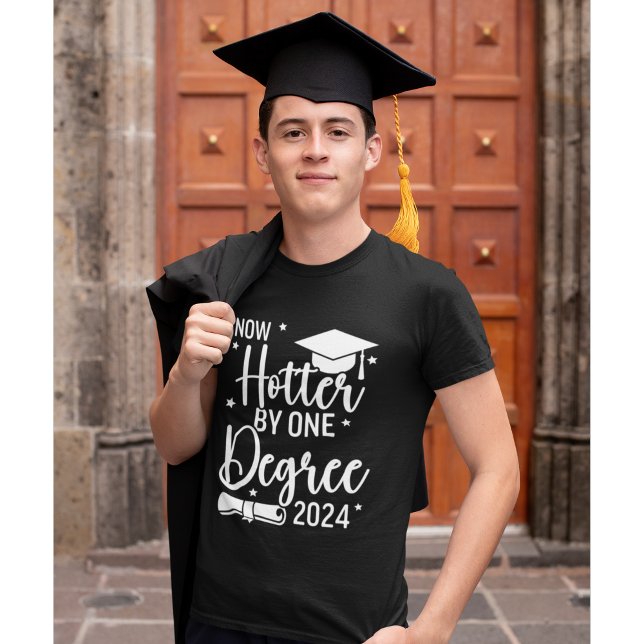 Camiseta Now Hotter By one Degree 2024 Funny Graduated Gift (Criador carregado)