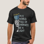 Camiseta Num Cheio Mundial Da Escuridão Seja Um Hanu Feliz<br><div class="desc">Num Cheio Mundial Da Escuridão, Seja Um Chanucá Feliz E Luz</div>