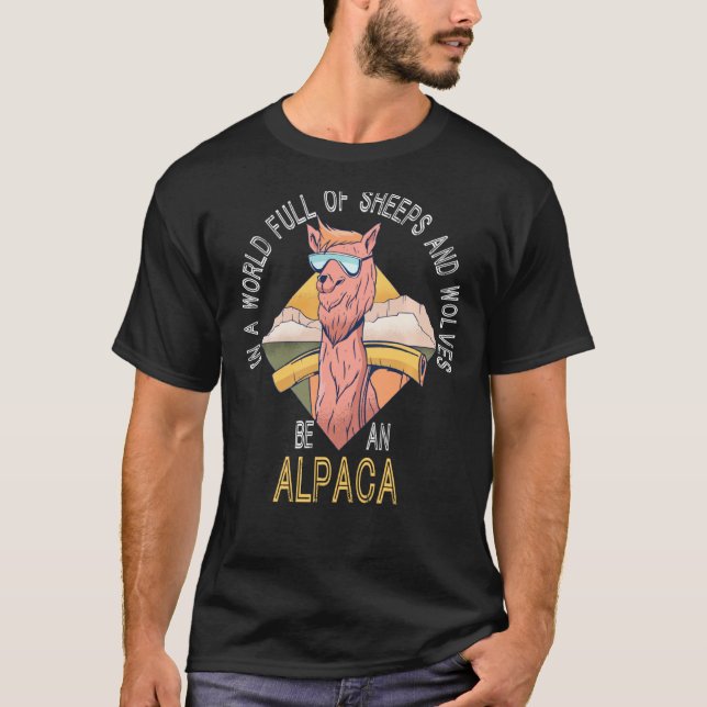 Camiseta Num Cheio Mundial De Ovinos E Lobos Ser Um Alpaca (Frente)
