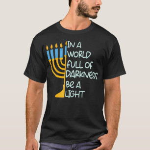 Camiseta Num Mundo Cheio De Trevas Seja Uma Luz Feliz Hanuk