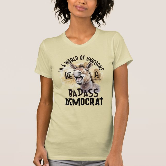 Camiseta Num Mundo de Unicórnios Seja um Democrata Malvado (Frente)