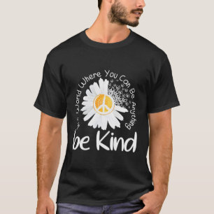 Camiseta Num Mundo Em Que Você Pode Ser Qualquer Coisa Que