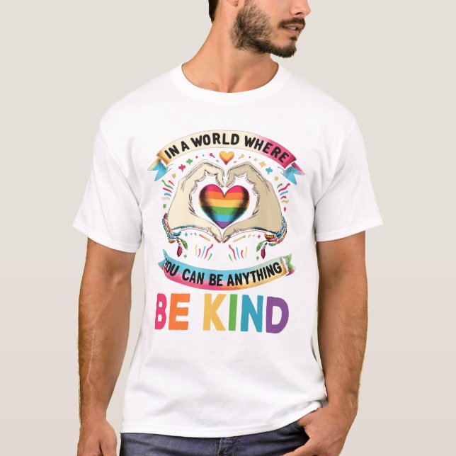 Camiseta Num Mundo Onde Você Pode Ser Qualquer Coisa (Frente)