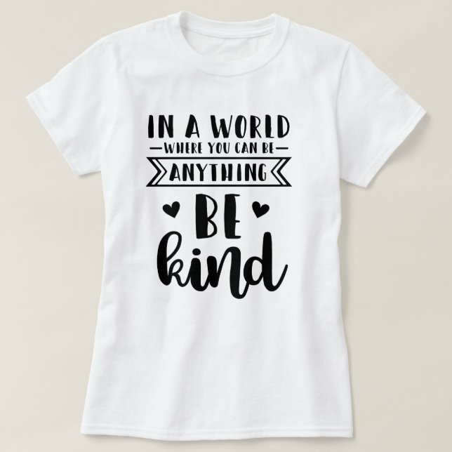 Camiseta Num mundo onde você pode ser qualquer coisa gentil (Frente do Design)