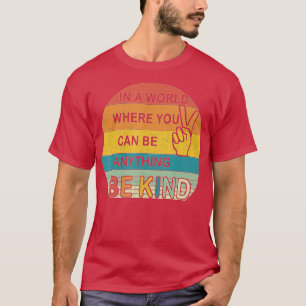 Camiseta Num mundo onde você pode ser qualquer coisa gentil