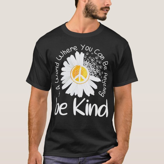 Camiseta Num mundo onde você pode ser qualquer coisa gentil (Frente)