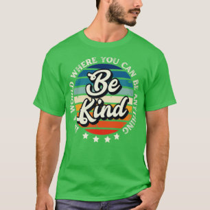 Camiseta Num mundo onde você pode ser qualquer coisa gentil