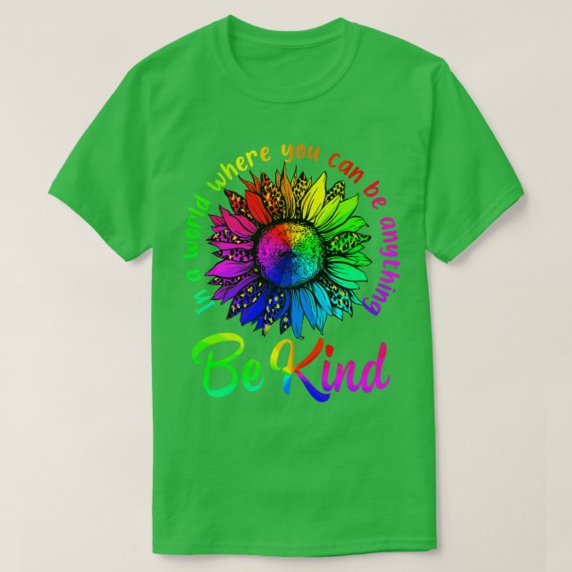 Camiseta Num Mundo Onde Você Pode Ser Qualquer Coisa LGBT (Frente do Design)