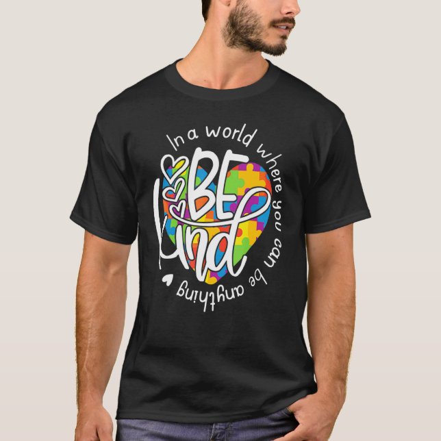 Camiseta Num Mundo Onde Você Pode Ser Qualquer Coisa Que Se (Frente)