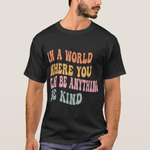 Camiseta Num Mundo Onde Você Pode Ser Qualquer Coisa Que Se