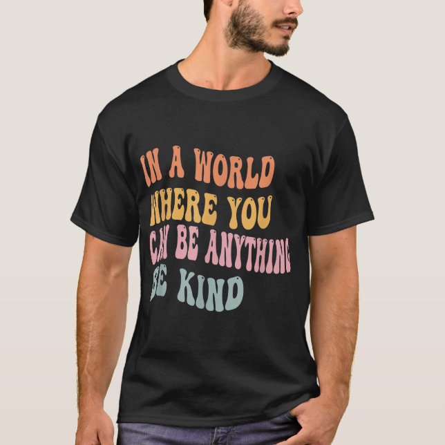 Camiseta Num Mundo Onde Você Pode Ser Qualquer Coisa Que Se (Frente)