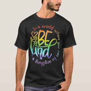Camiseta Num Mundo Onde Você Pode Ser Qualquer Coisa Que Se