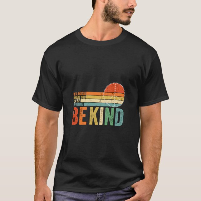 Camiseta Num Mundo Onde Você Pode Ser Qualquer Coisa Que Se (Frente)