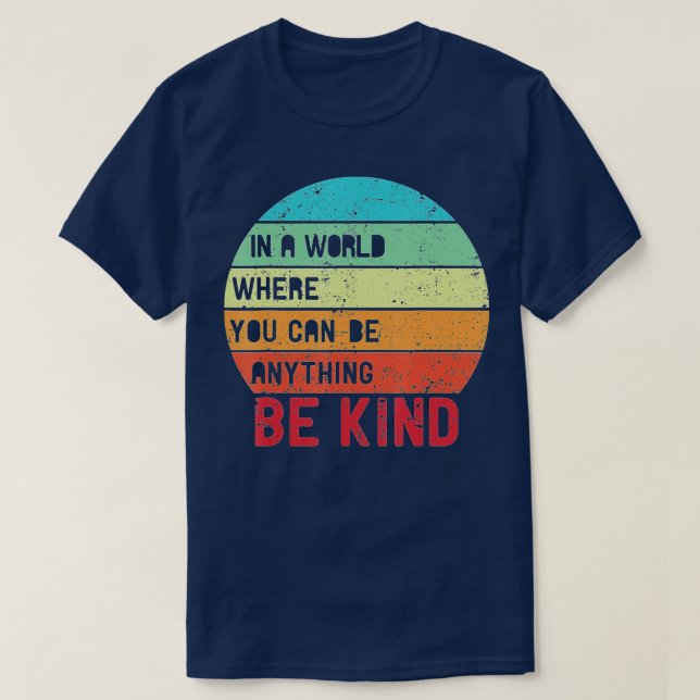 Camiseta Num Mundo Onde Você Pode Ser Qualquer Coisa Que Se (Frente do Design)