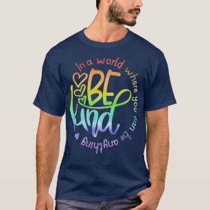 Camiseta Num Mundo Onde Você Pode Ser Qualquer Coisa Que Se