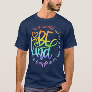 Camiseta Num Mundo Onde Você Pode Ser Qualquer Coisa Que Se