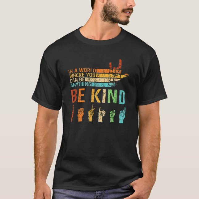 Camiseta Num Mundo Onde Você Pode Ser Qualquer Coisa Que Se (Frente)