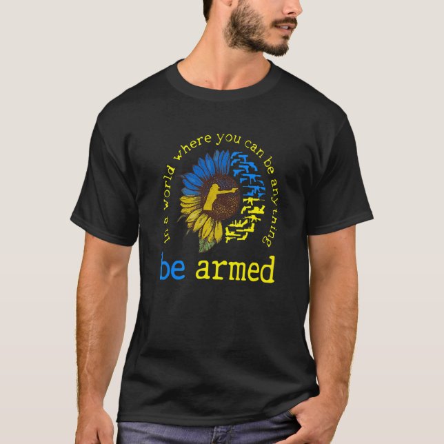 Camiseta Num Mundo Onde Você Pode Ser Qualquer Coisa Que Se (Frente)