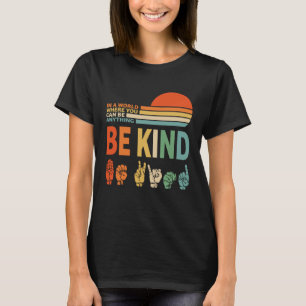 Camiseta Num Mundo Onde Você Pode Ser Qualquer Coisa Que Se
