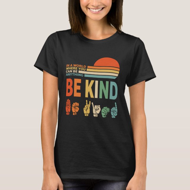 Camiseta Num Mundo Onde Você Pode Ser Qualquer Coisa Que Se (Frente)