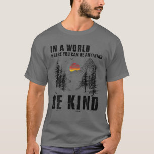 Camiseta Num Mundo Onde Você Pode Ser Qualquer Coisa Que Se
